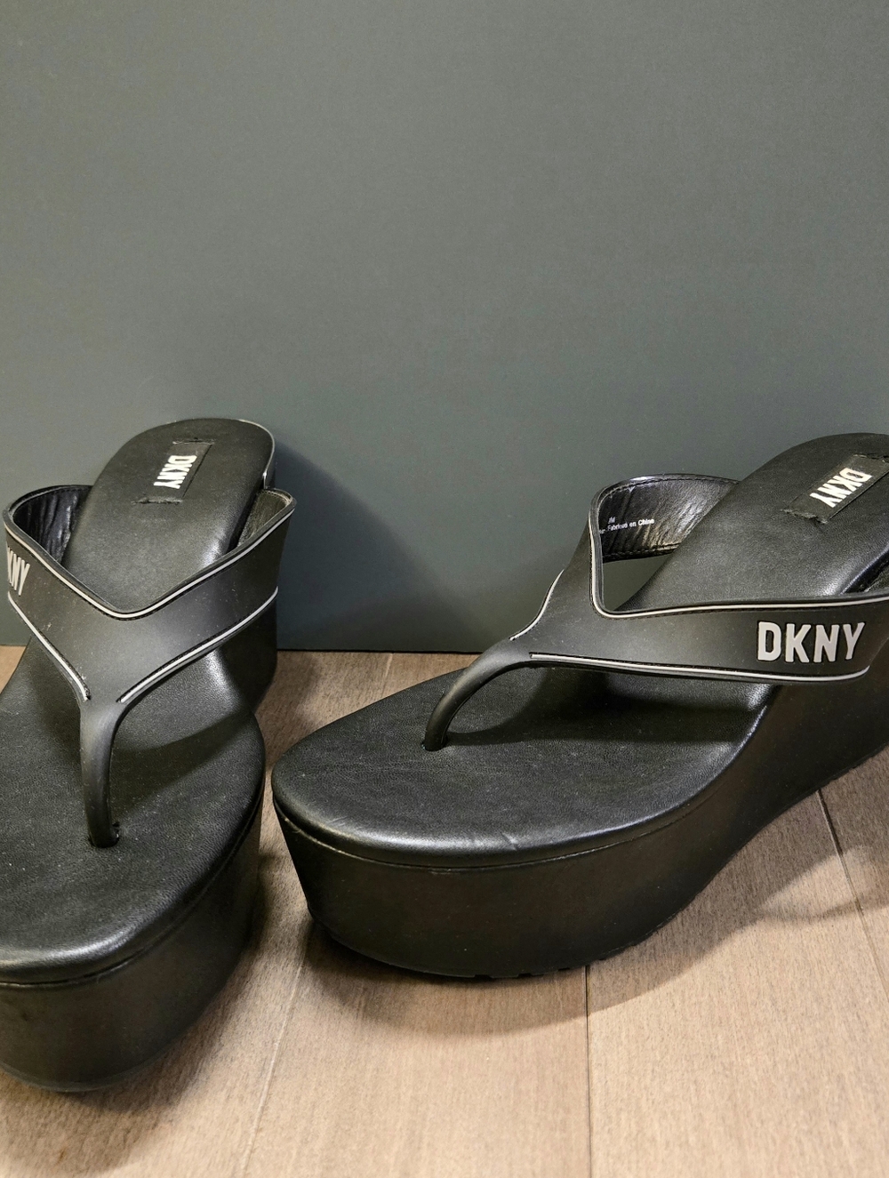 DKNY Black Platform Flip Flop Wedges Size 9 Y2K Minimalist Sandals